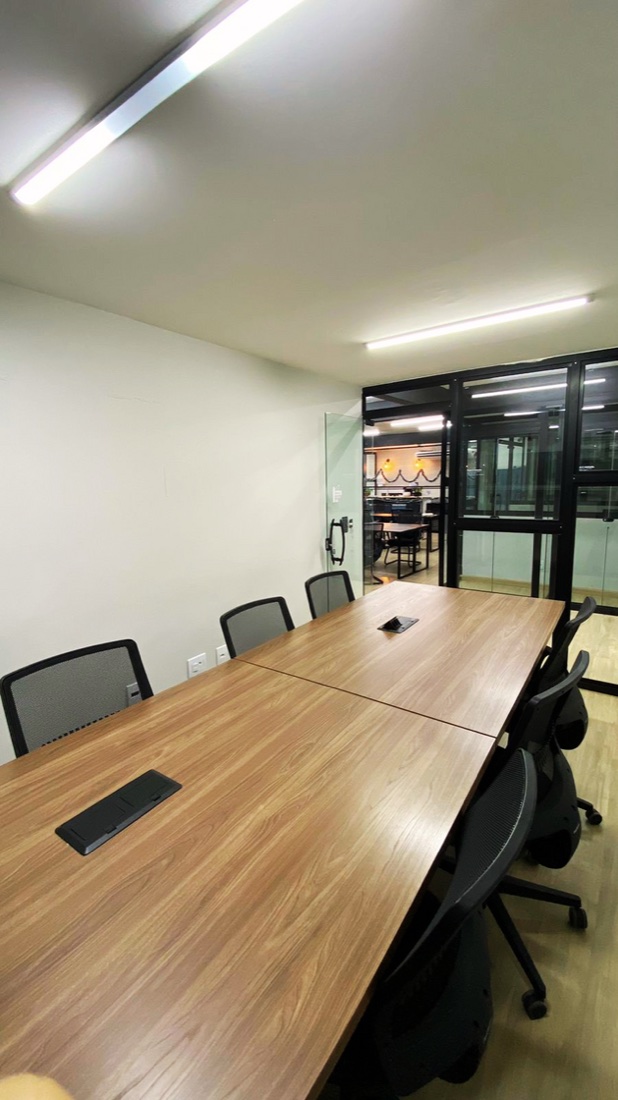 Sala privativa do Enjoy Work com acesso ao espaço compartilhado